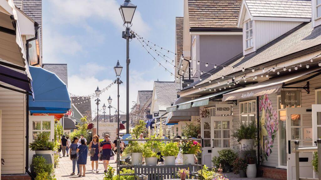 Du khách trải nghiệm mua sắm tại Bicester Village Outlet