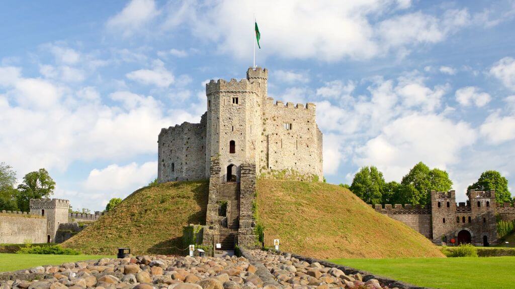 Nhiều du khách checkin tại Lâu đài Cardiff hơn 2000 năm tuổi