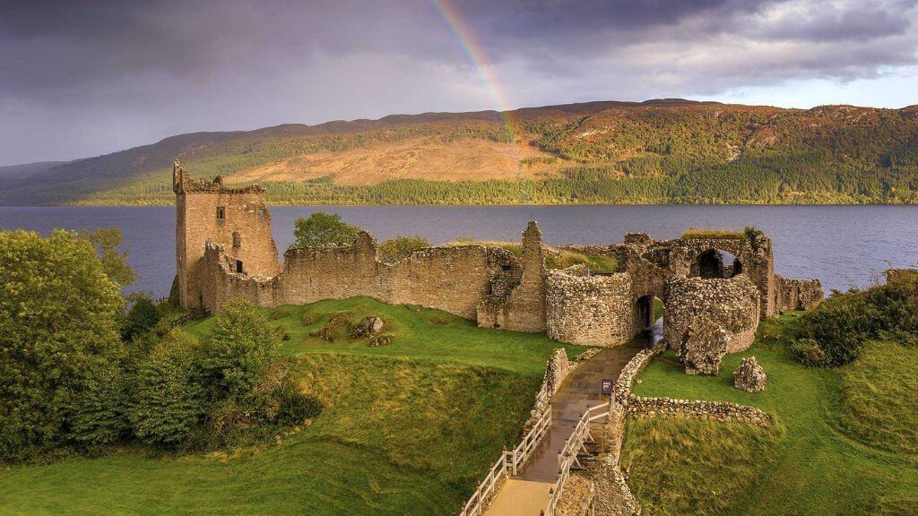 Hồ nước Loch Ness nổi tiếng