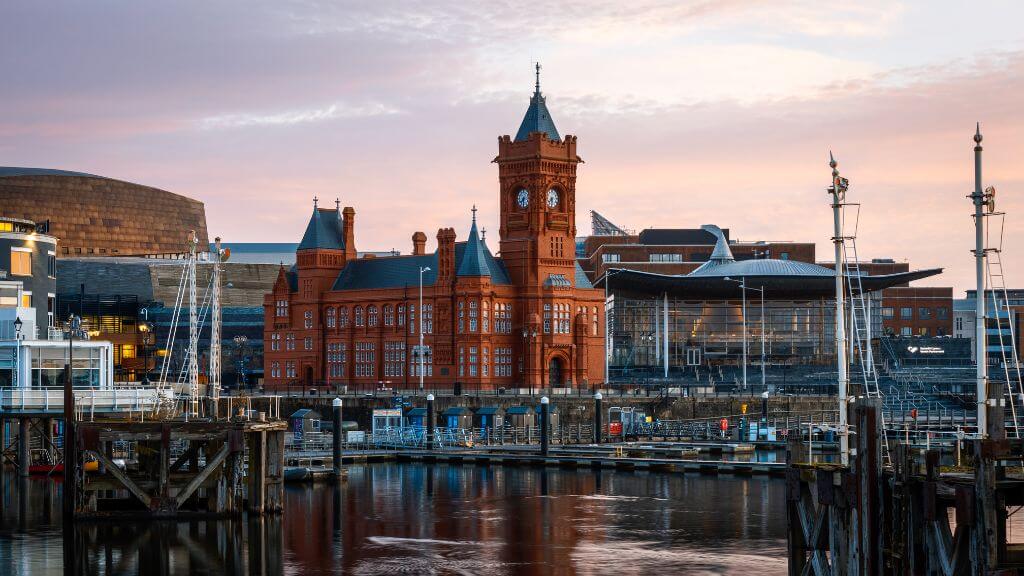 Tản bộ quanh khu bến cảng xưa Cardiff Bay