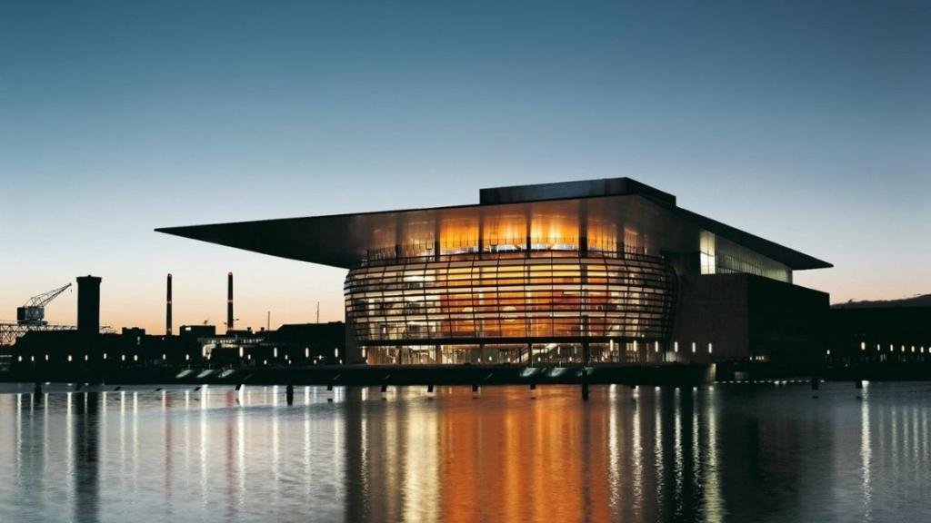 Nhà hát Hoàng gia Đan Mạch lung linh trong ánh đèn về đêm