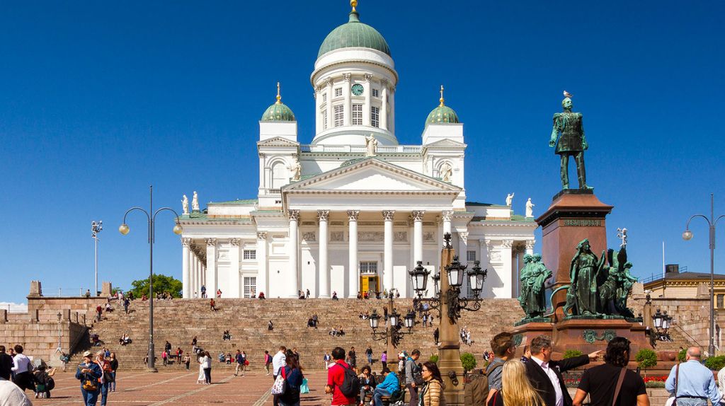 hà thờ Helsinki Church có kiến trúc nổi bật trên nền trời với Vòm màu xanh