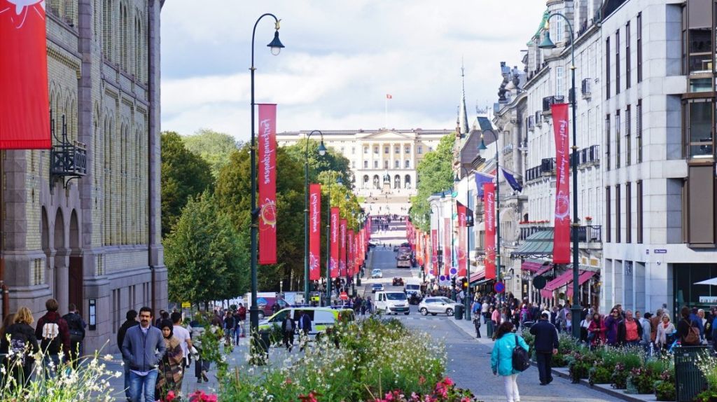 Karl Johans Gate phố đi bộ mua sắm sầm uất Oslo, chạy dài từ Cung điện Royal Palace đến tòa nhà Quốc hội