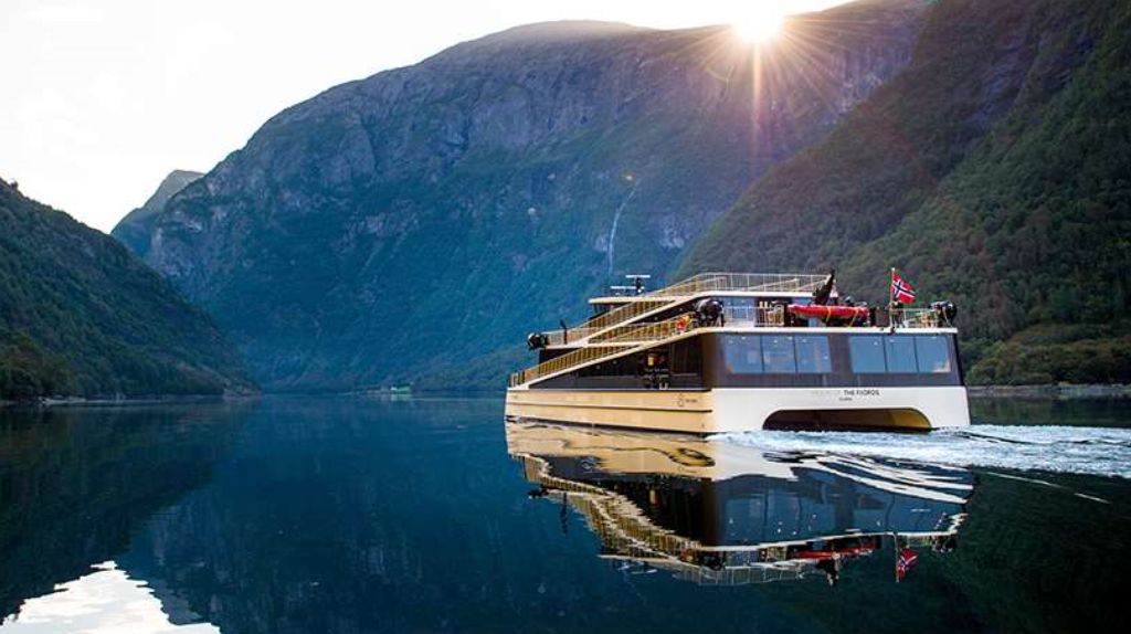 Naeroyfjord & Aurlands Fjord di chuyển giữa sông đi qua thung lũng