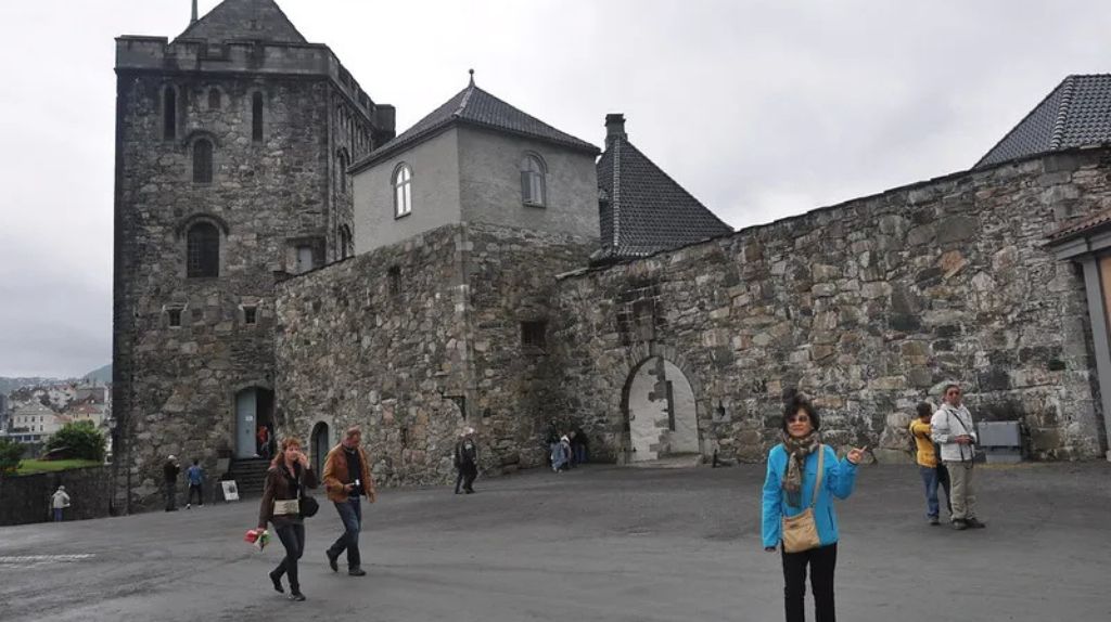 Nghe giới thiệu pháo đài Bergenhus lịch sử vàng son có đô Bergen