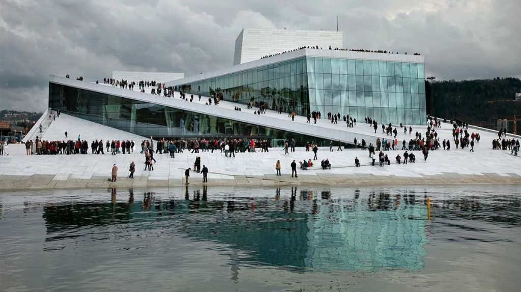 Nhà hát Oslo Opera House kiến trúc như một tảng băng trôi trên mặt nước