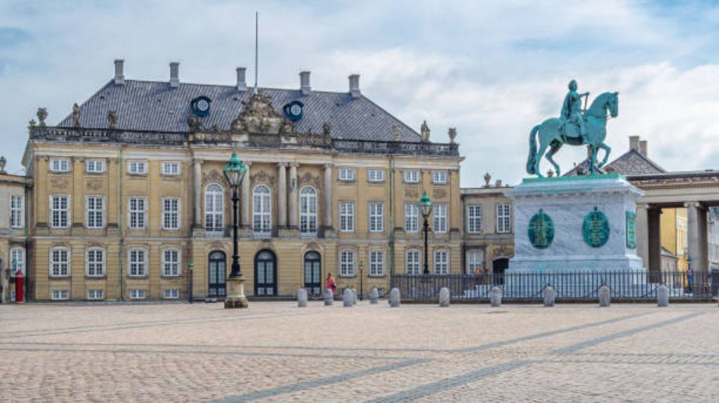 Tham quan chụp ảnh cung điện Amalienborg Palace nơi sinh sống của hoàng gia Nữ Hoàng
