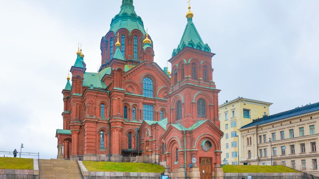 Tham quan Nhà thờ Upspenki Church màu đỏ nóc xanh ghi dấu ấn một thời Nga Hoàng Alexander