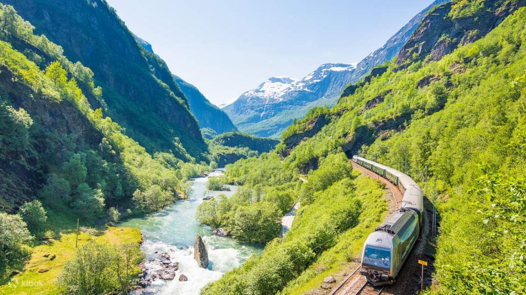 Trải nghiệm tàu điện Flam Railways ngắm cảnh trên đoạn đường