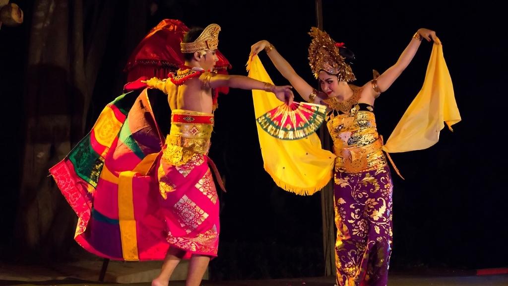 Thưởng thức show diễn truyền thống của người Indonesia