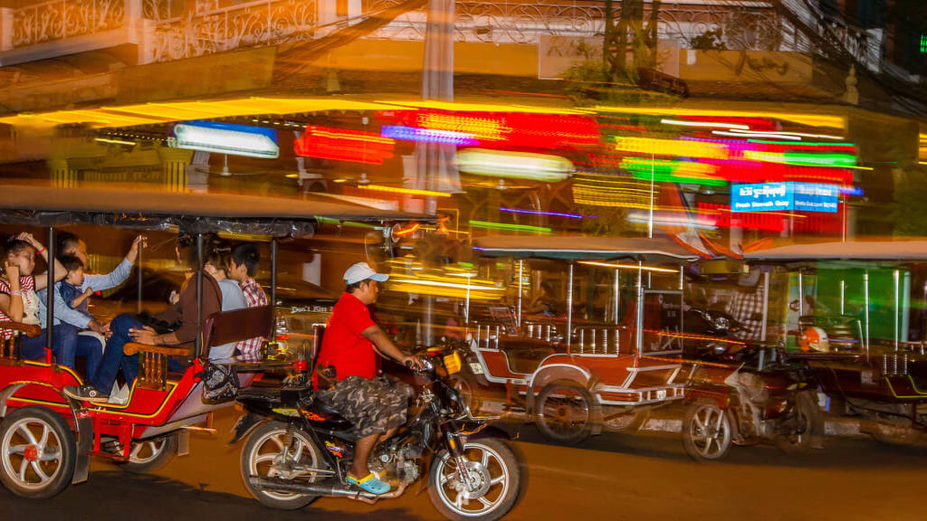 Khám phá Phnom Penh về đêm với xe Tuktuk