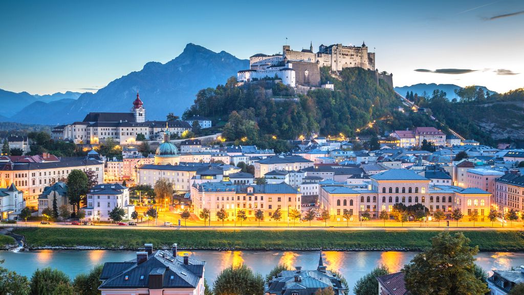 Thành phố Salzburg lung linh về đêm