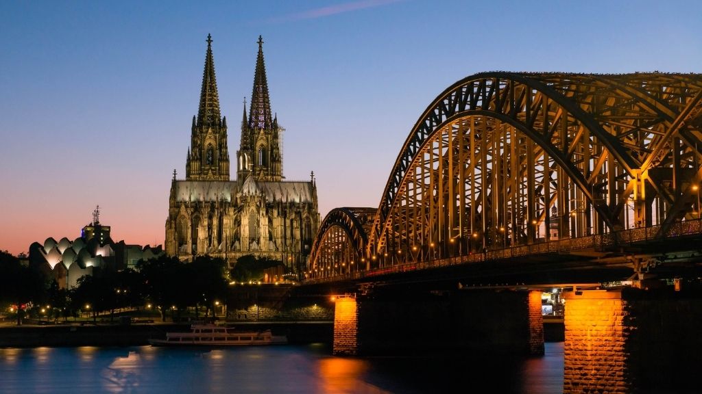 Cầu Hohenzollern lung linh trong màn đêm