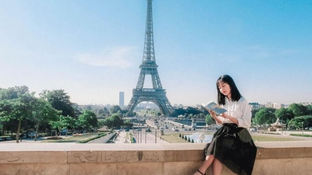 Tour Châu Âu check in tại Tháp Eiffel