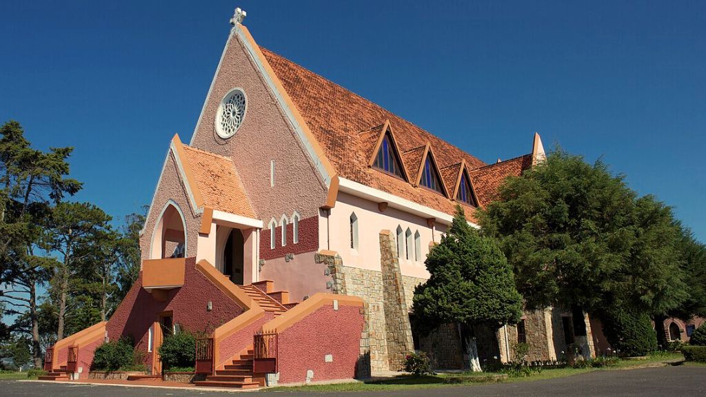 Nhà thờ Domaine với màu hồng nổi bật