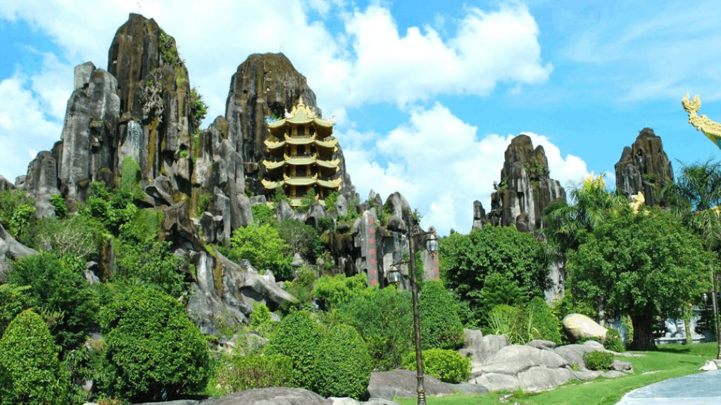 Tham quan núi Ngũ Hành Sơn trong tour du lịch Đà Nẵng