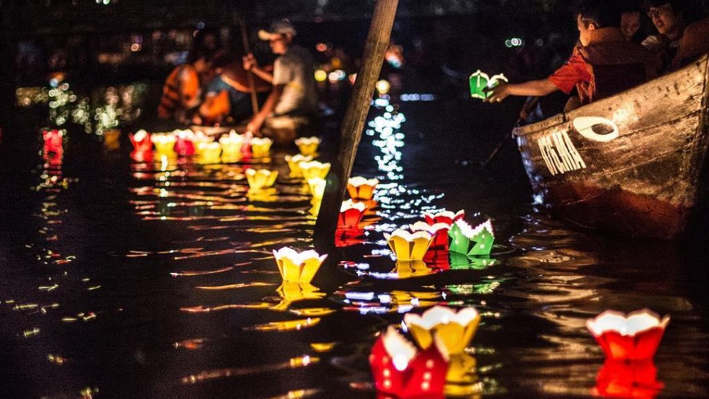 Thả đèn hoa đăng trên sông Hoài trong tour du lịch Đà Nẵng