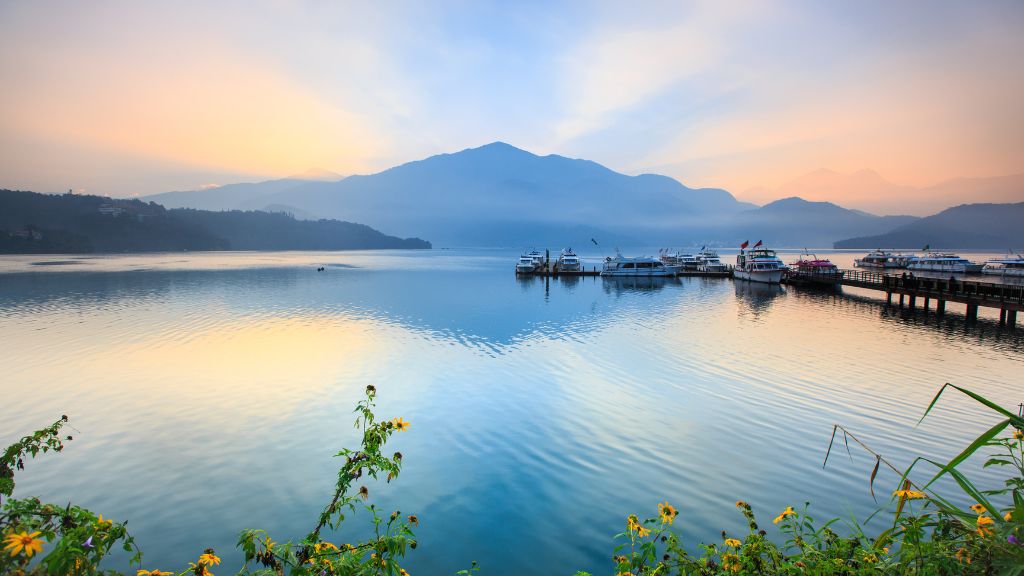 Hồ Nhật Nguyệt yên bình