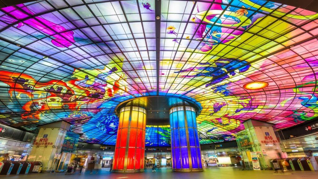 Ga tàu điện Formosa Boulevard với kiến trúc rực rỡ