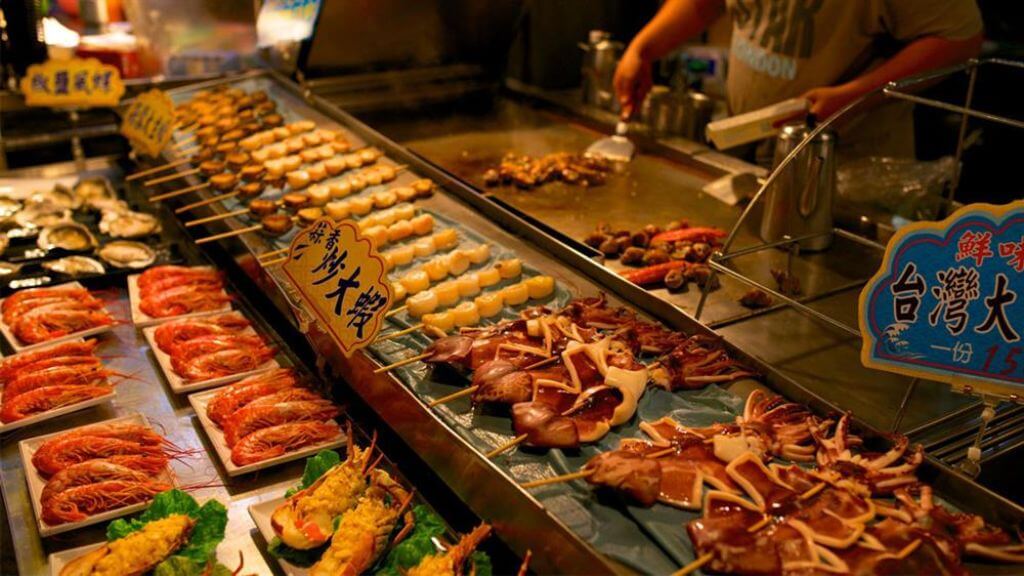 Khám phá ẩm thực tại chợ đêm Lục Hợp