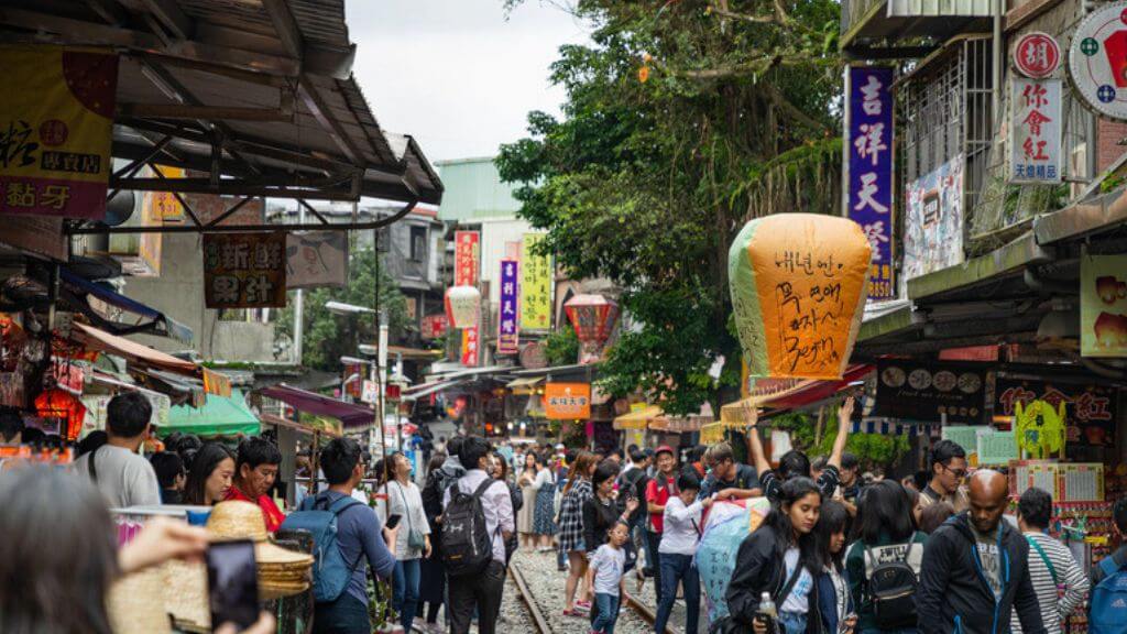 Trải nghiệm thả đèn trời tại Phố Cổ Thập Phần