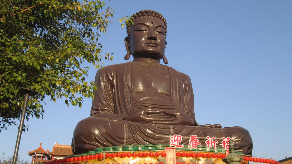 Tượng phật uy nghi tại chùa Bát Quái