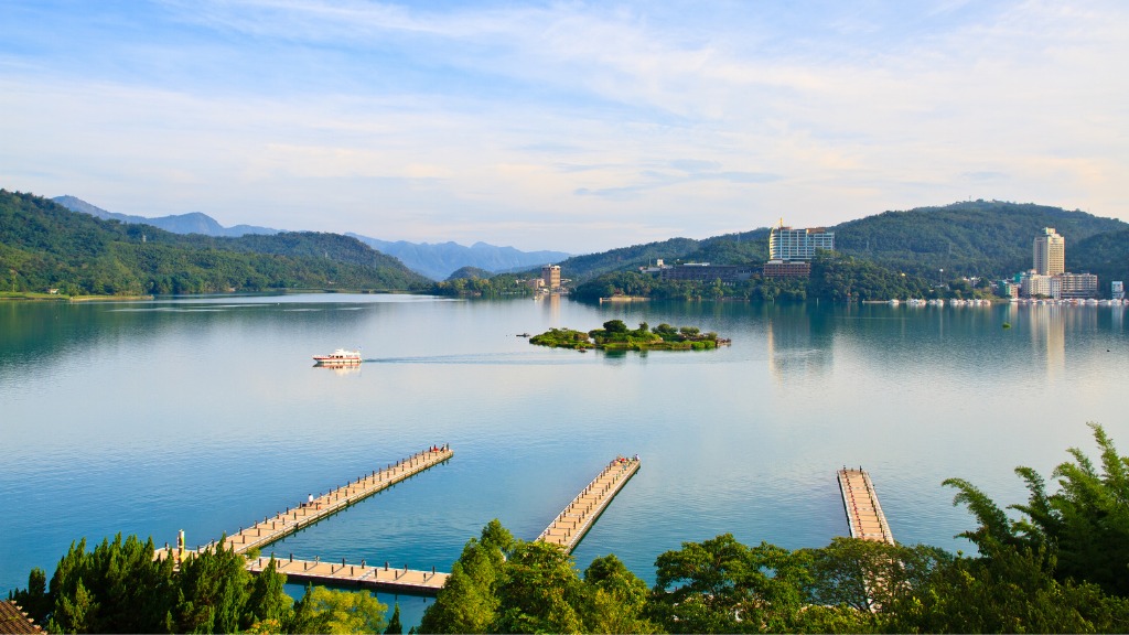 Thưởng ngoạn hồ Nhật Nguyệt bằng cáp treo