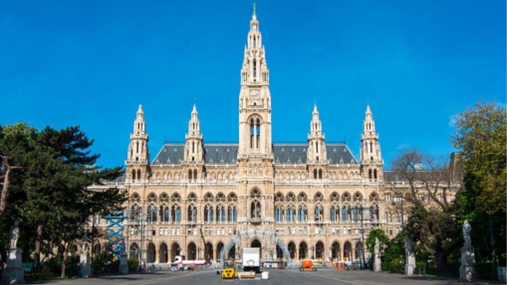 Tòa thị chính Vienna rực rỡ trong nắng chiều