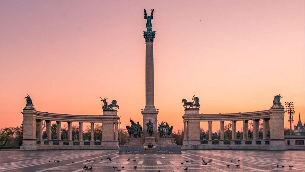 Khung cảnh hùng tráng tại Quảng trường Anh Hùng