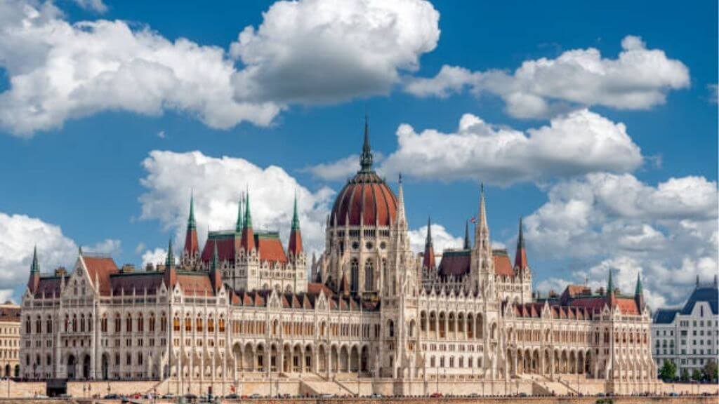 Kiến trúc cổ điển lộng lẫy Tòa nhà Quốc hội Hungary giữa lòng Budapest