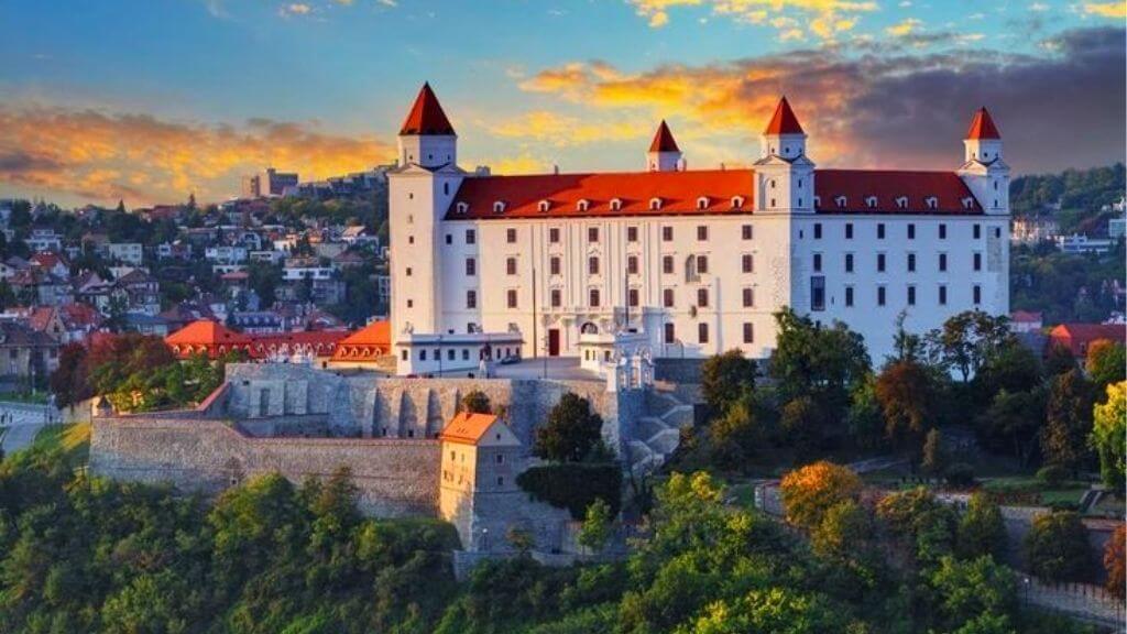 Toàn cảnh Lâu đài Bratislava giữa trời xanh