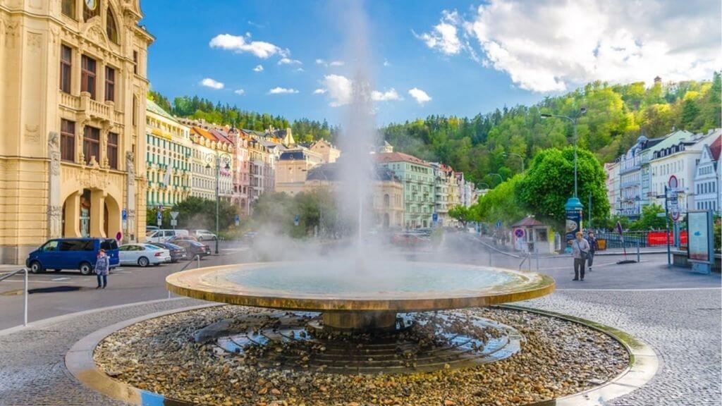 Cột nước nóng Vřídlo phun cao giữa không gian cổ kính