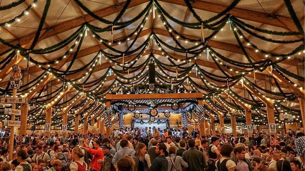 Không khí náo nhiệt tại lễ hội bia Oktoberfest