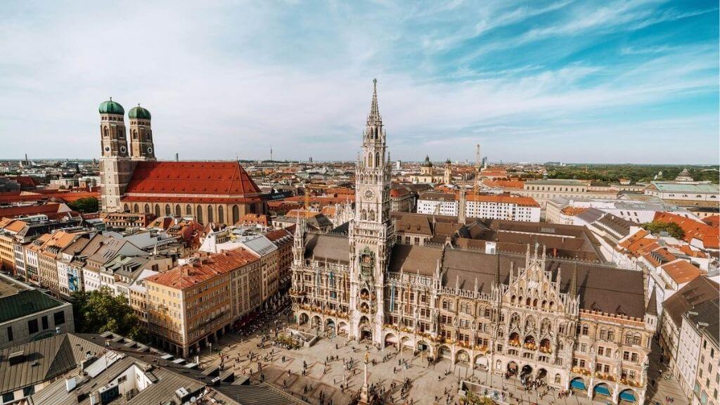 Dạo bước trong quảng trường lịch sử Marienplatz