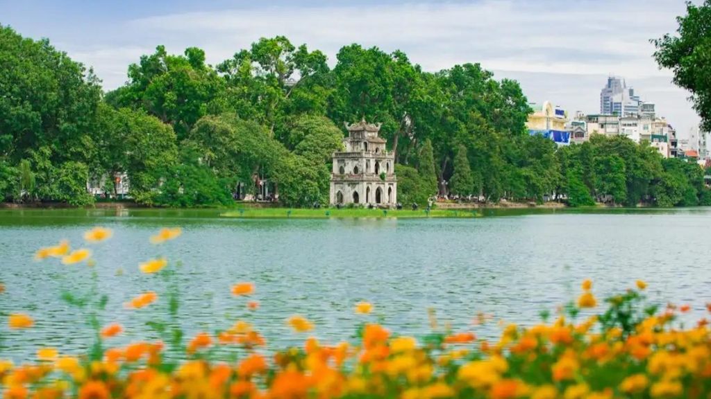 Tham quan hồ Gươm trong tour du lịch Hà Giang