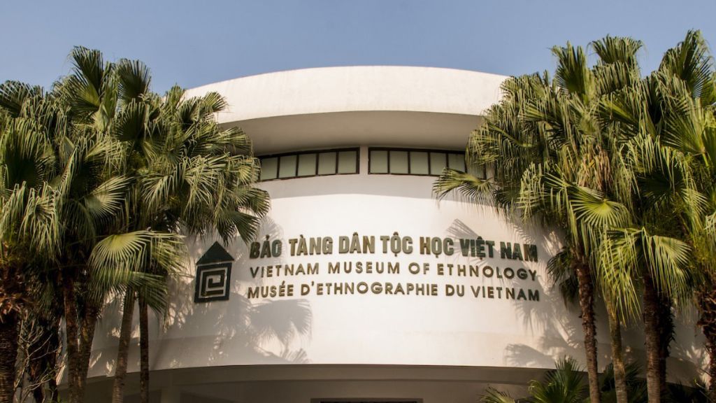 Tham quan bảo tàng dân tộc học Việt Nam trong tour du lịch Hà Nội