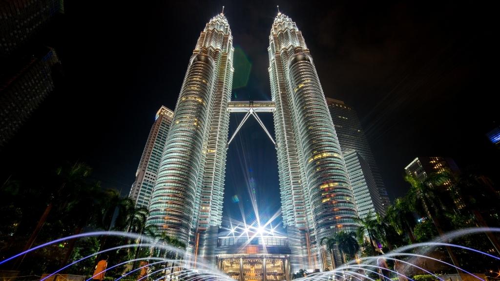 Tháp đôi Petronas tuyệt đẹp trong ánh đèn màn đêm