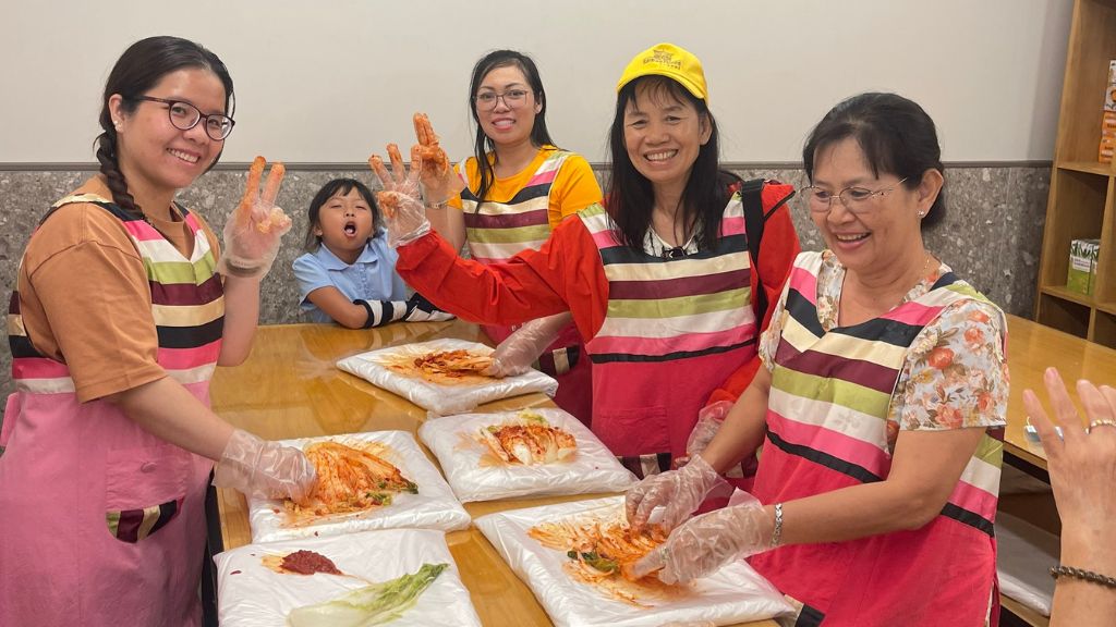 Khách trải nghiệm làm kim chi cùng người người bản địa