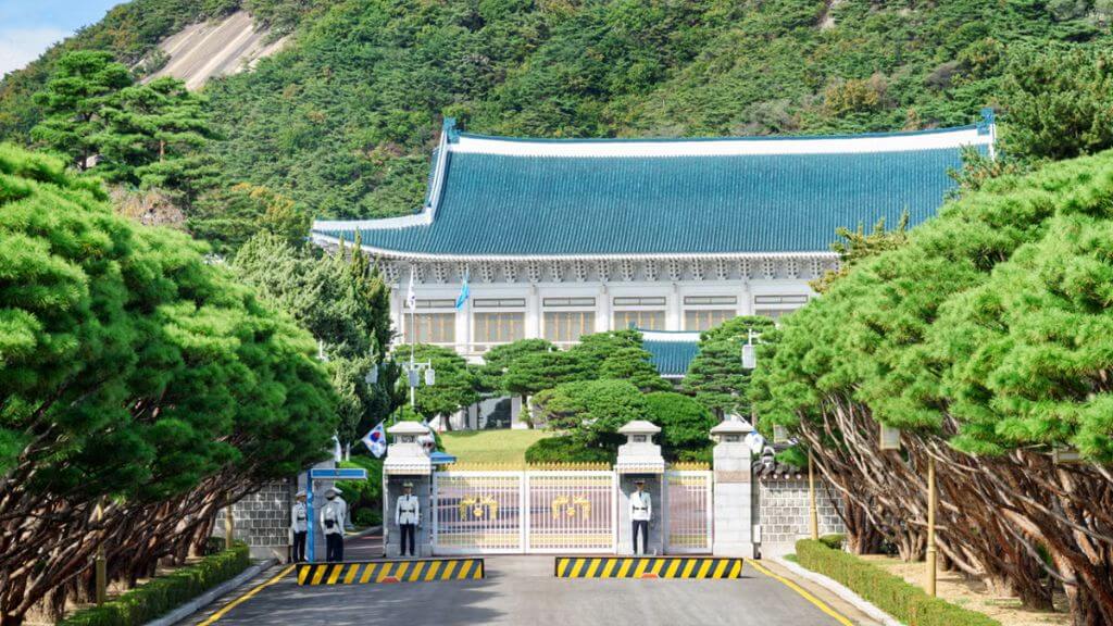 Đoàn chụp hình bên ngoài Nhà Xanh