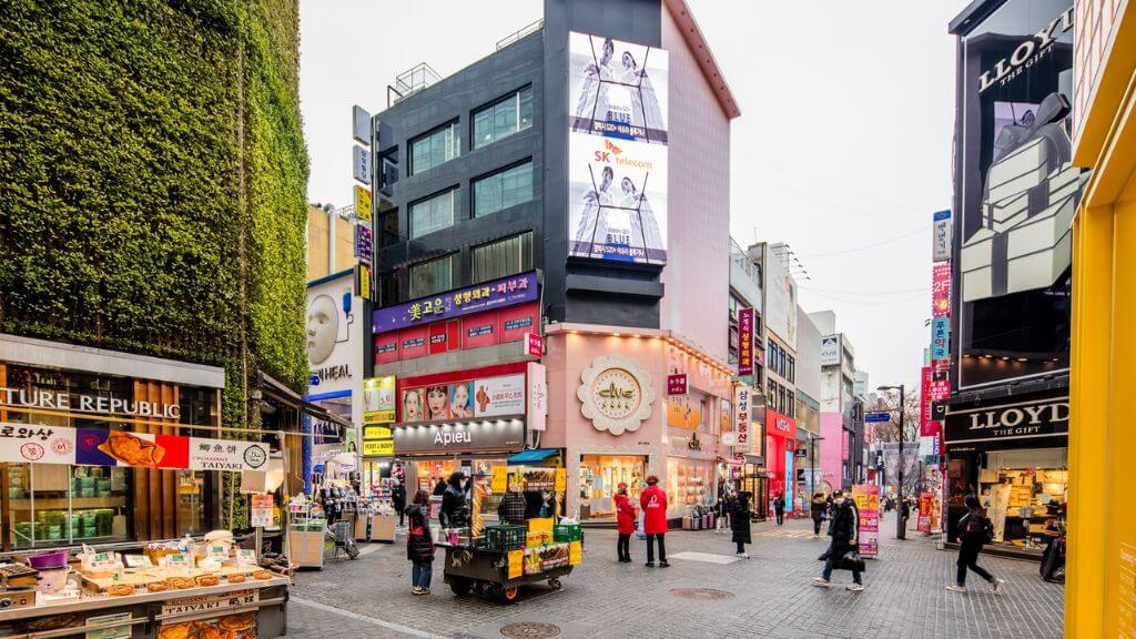 Khu phố Myeongdong thu hút đông đảo du khách
