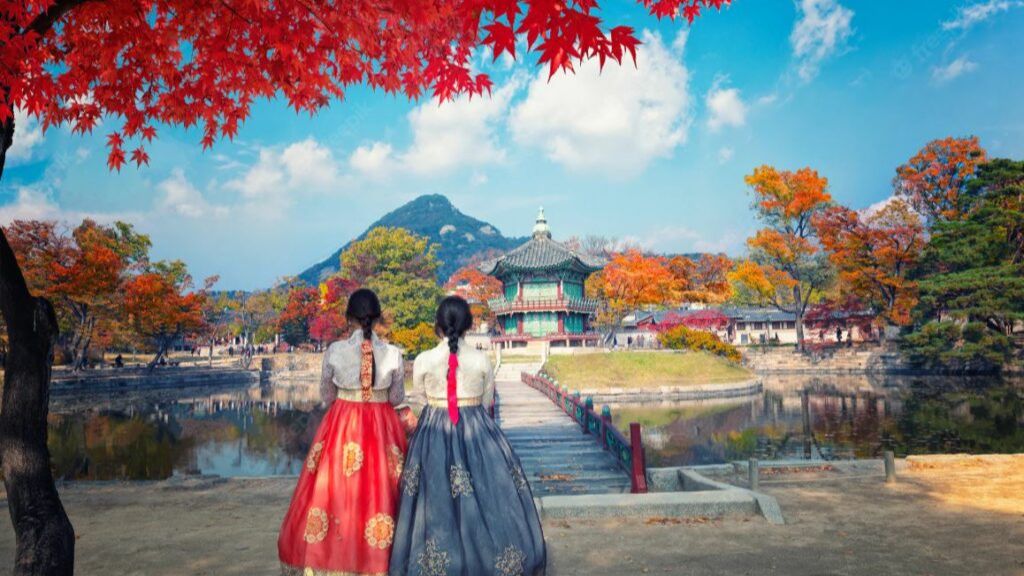 Du khách thuê Hanbok check in tại cung điện Gyeongbokgung mùa lá đỏ