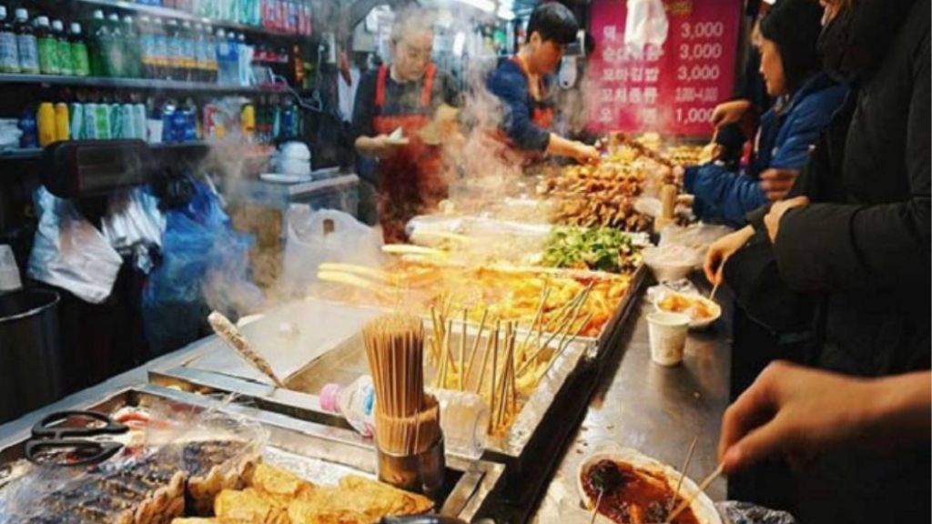 Đặt tour Hàn Quốc   Trải nghiệm ẩm thực tại chợ đêm Myeongdong