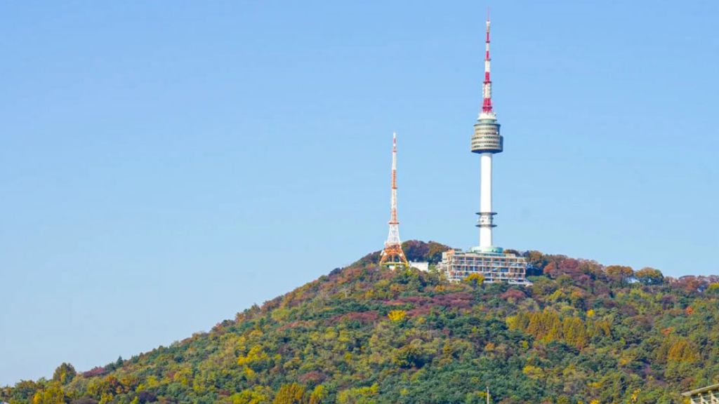 Tháp Namsan nhìn từ phía xa