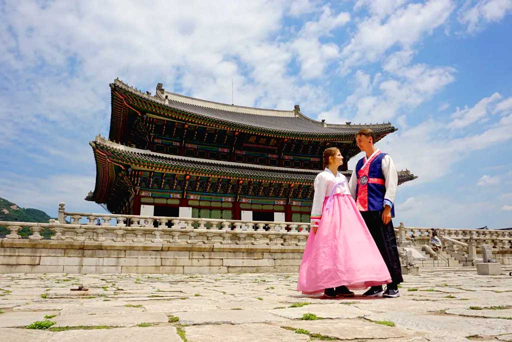 Du khách chụp ảnh với trang phục truyền thống Hàn Quốc
