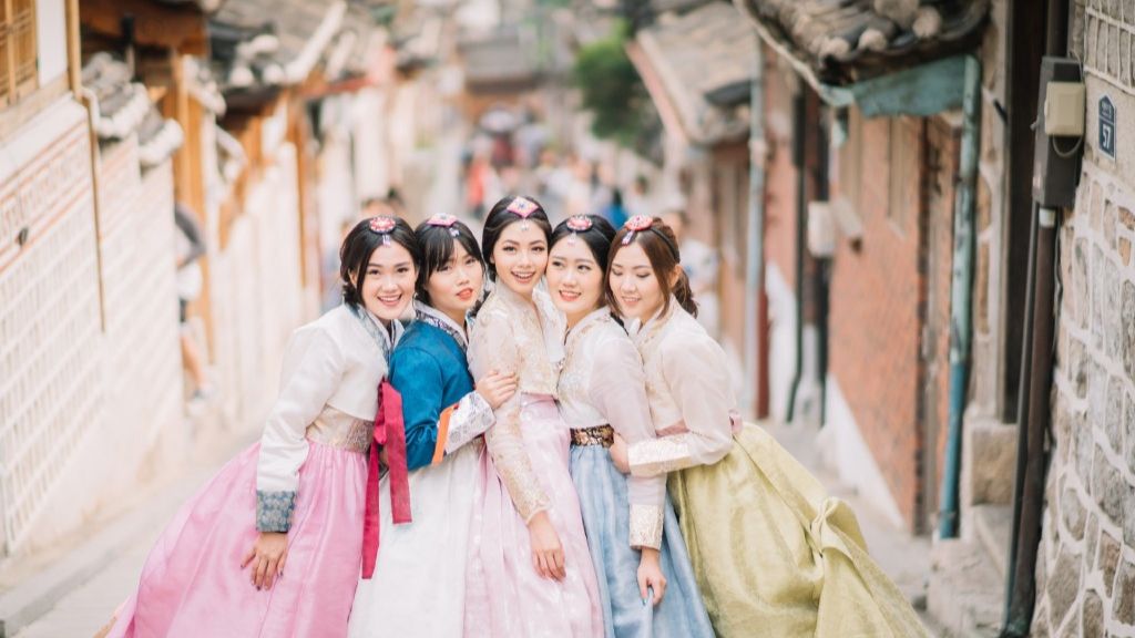 Du khách check-in cùng trang phục truyền thống Hanbok