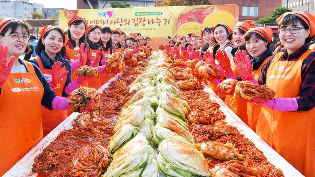 Du khách trải nghiệm muối Kimchi