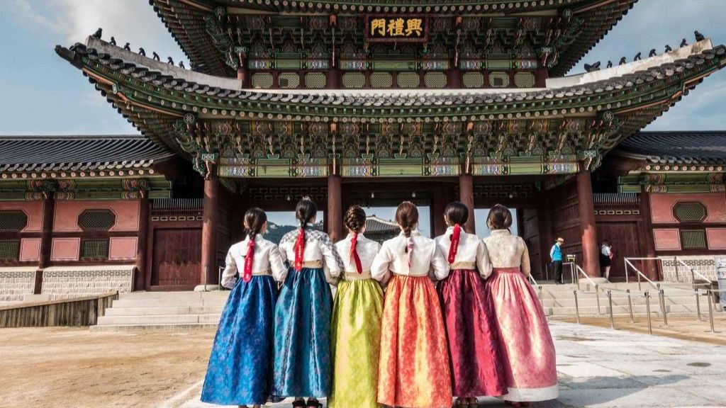 Du khách mặc hanbok check-in tại Cảnh Phúc Cung