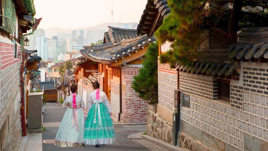 Làng cổ Bukchon Hanok thu hút nhiều khách du lịch Hàn Quốc