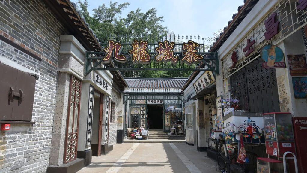 Đoàn tham quan Phim trường Cửu Long Thành Trại