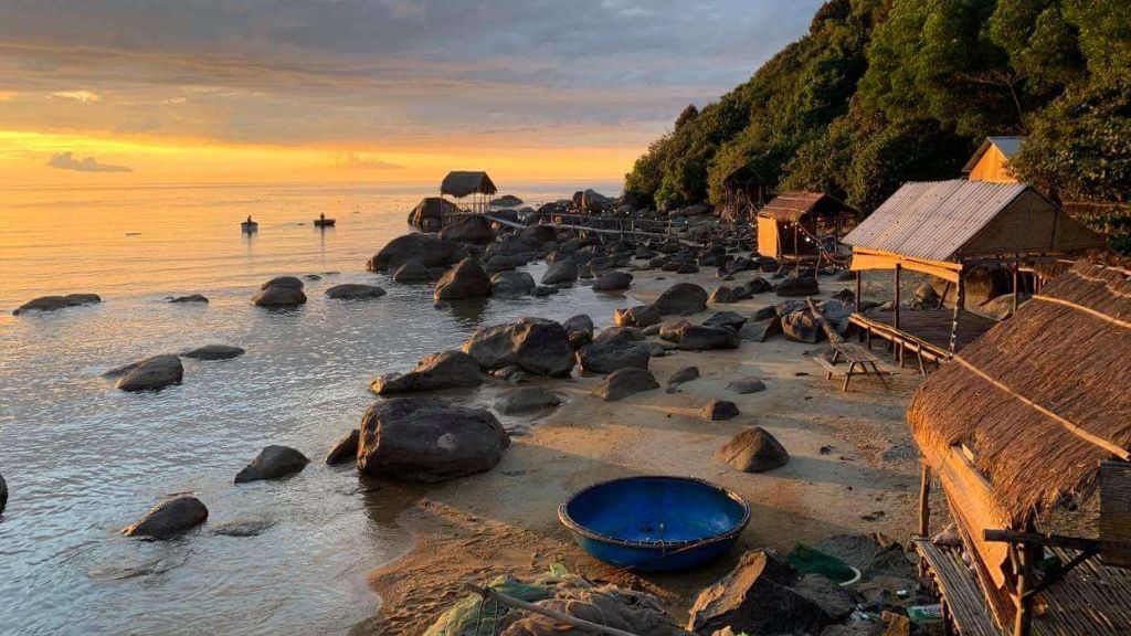 Bãi đá mấp mô ở biển Lộc Bình